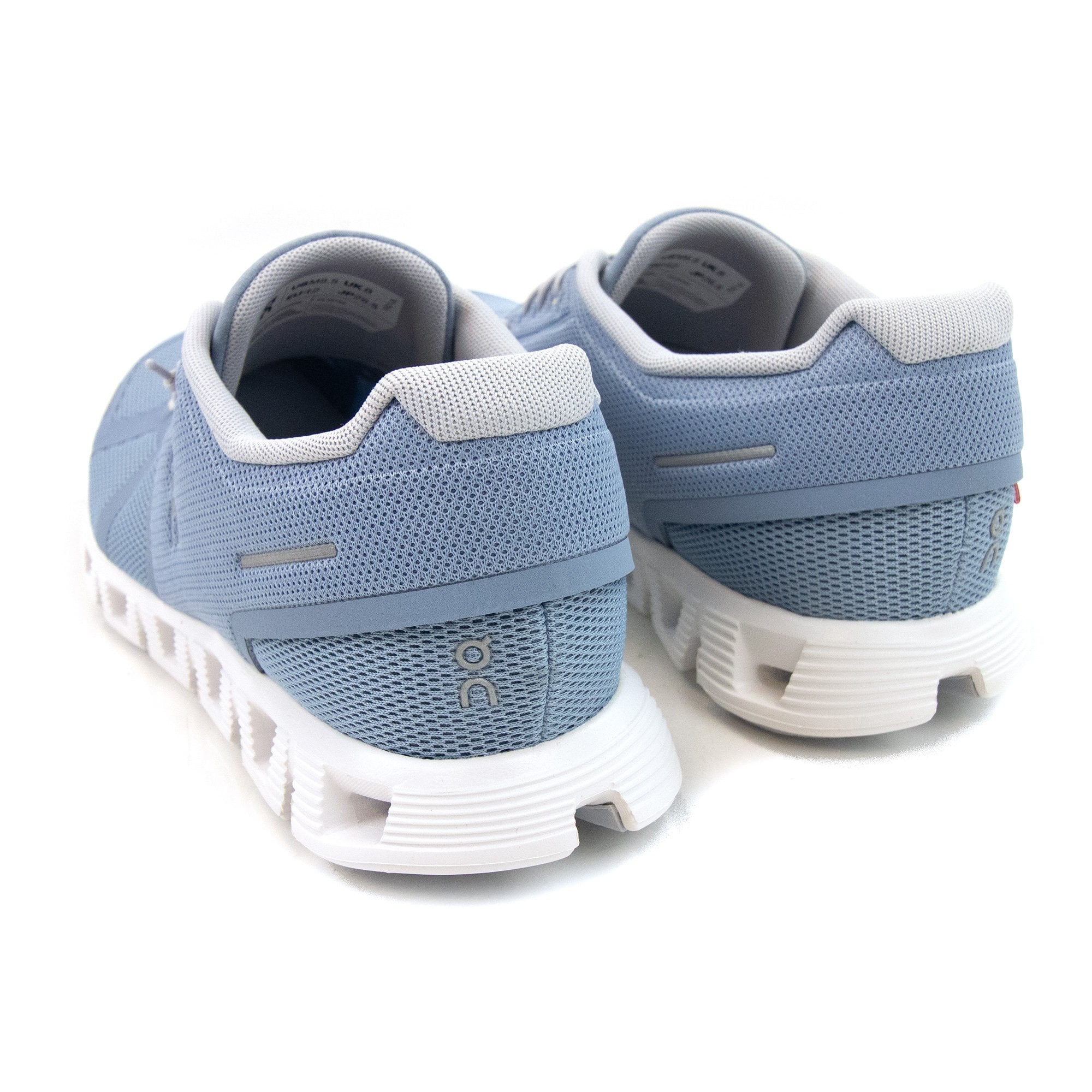 On Running Cloud 5 Running Trainer Chambray/white