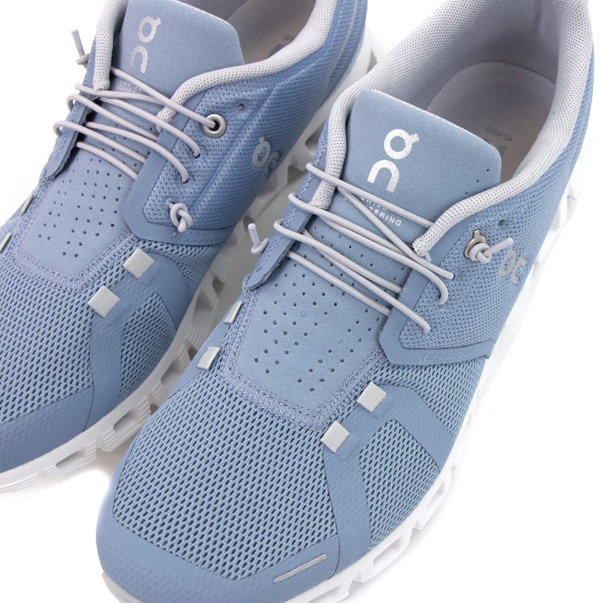 On Running Cloud 5 Running Trainer Chambray/white