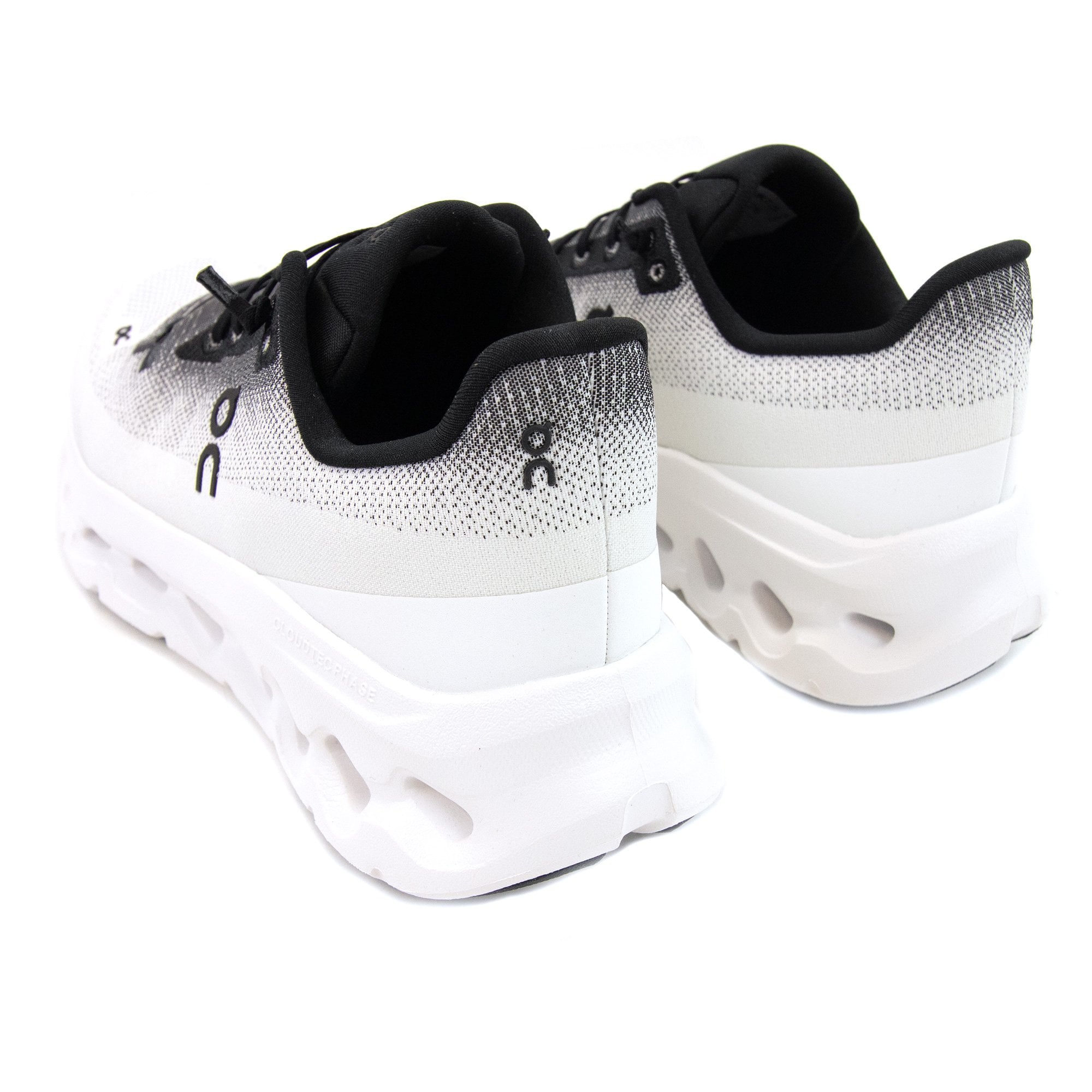 On Running Cloudtilt Lightweight Trainers Black/ivory