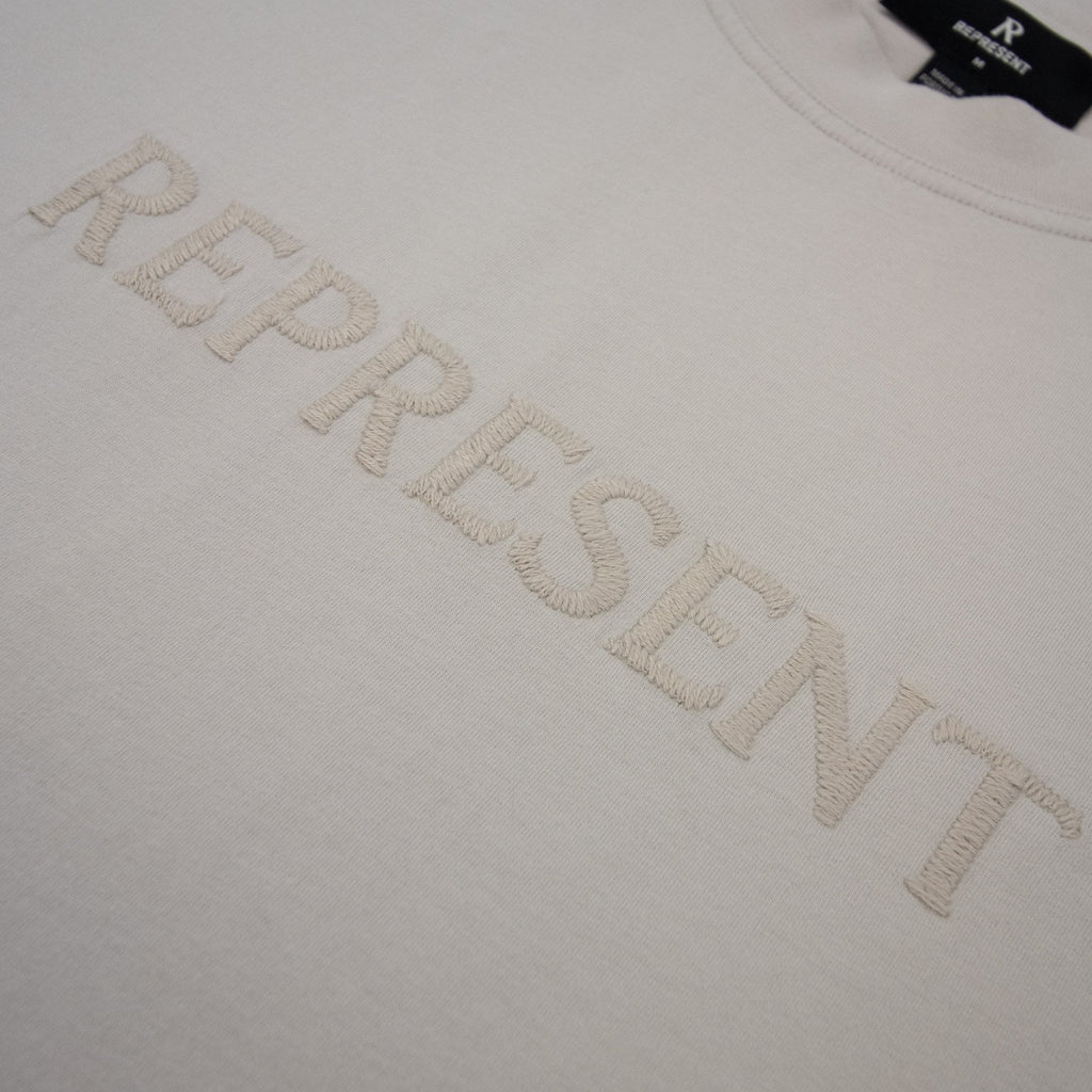 Represent Embroidered Serif Logo T Shirt Concrete 25