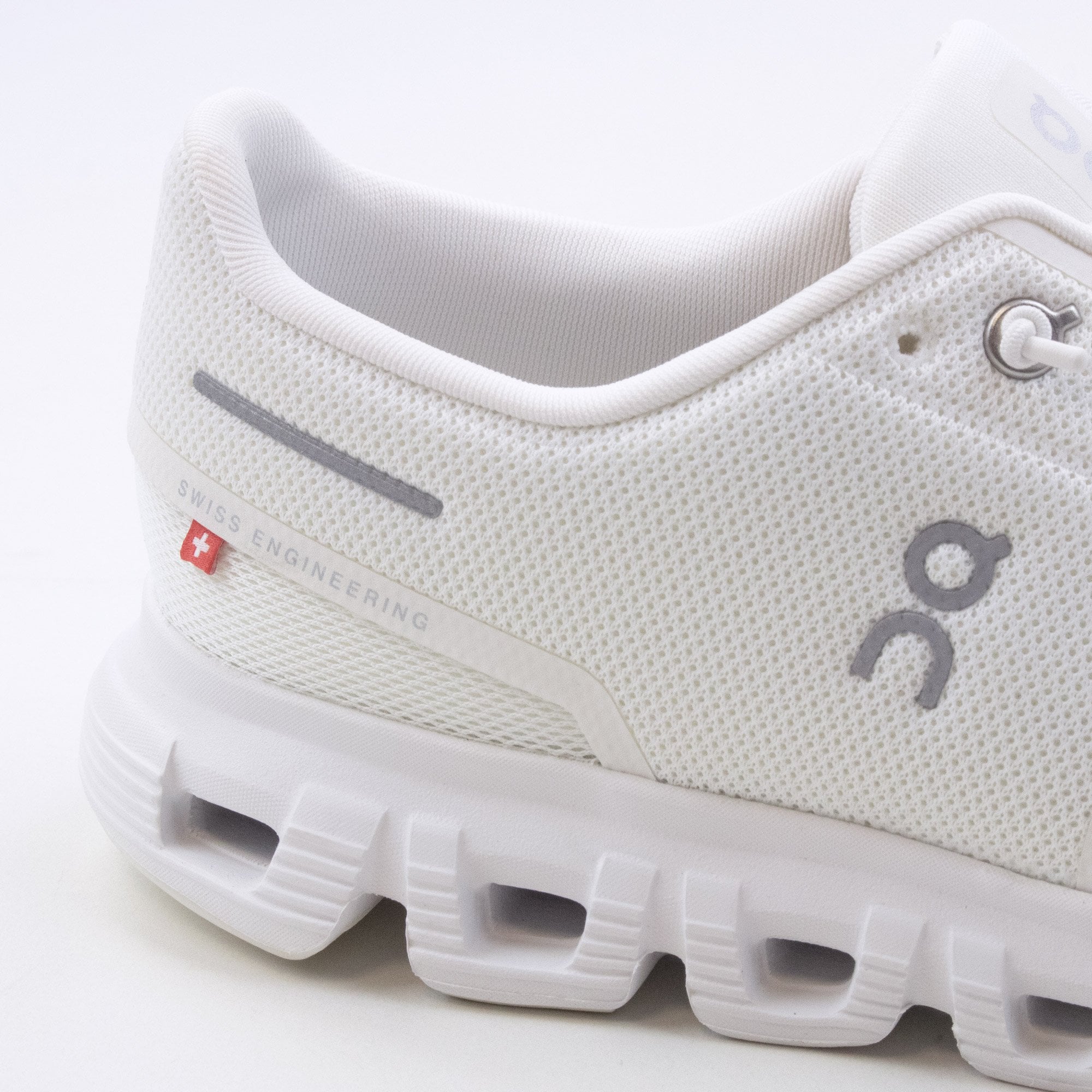 On Running Cloud 6 White/white