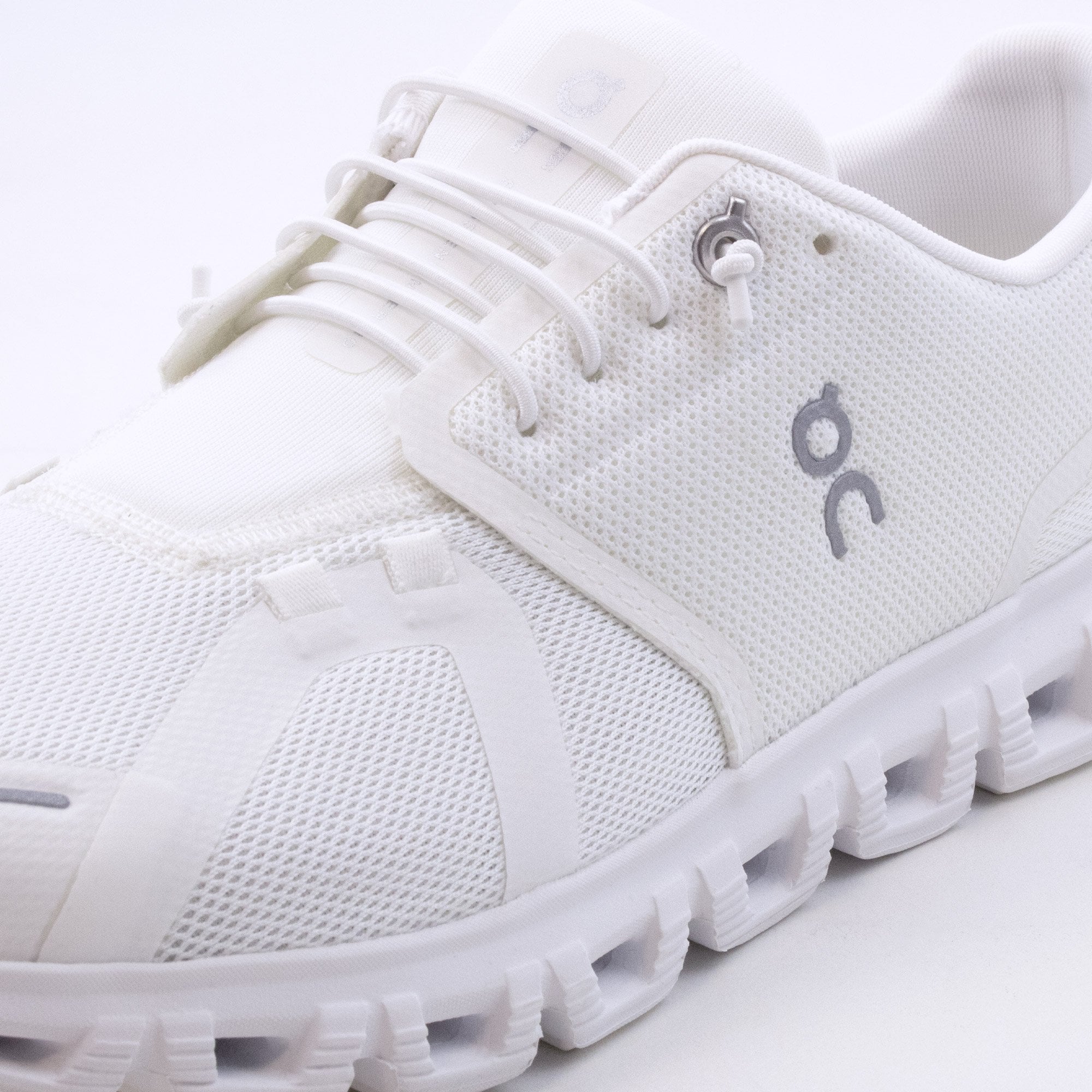 On Running Cloud 6 White/white