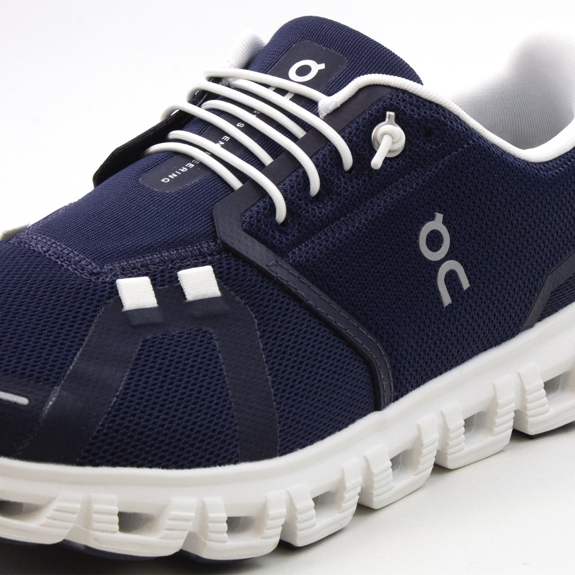 On Running Cloud 6 Midnight/white