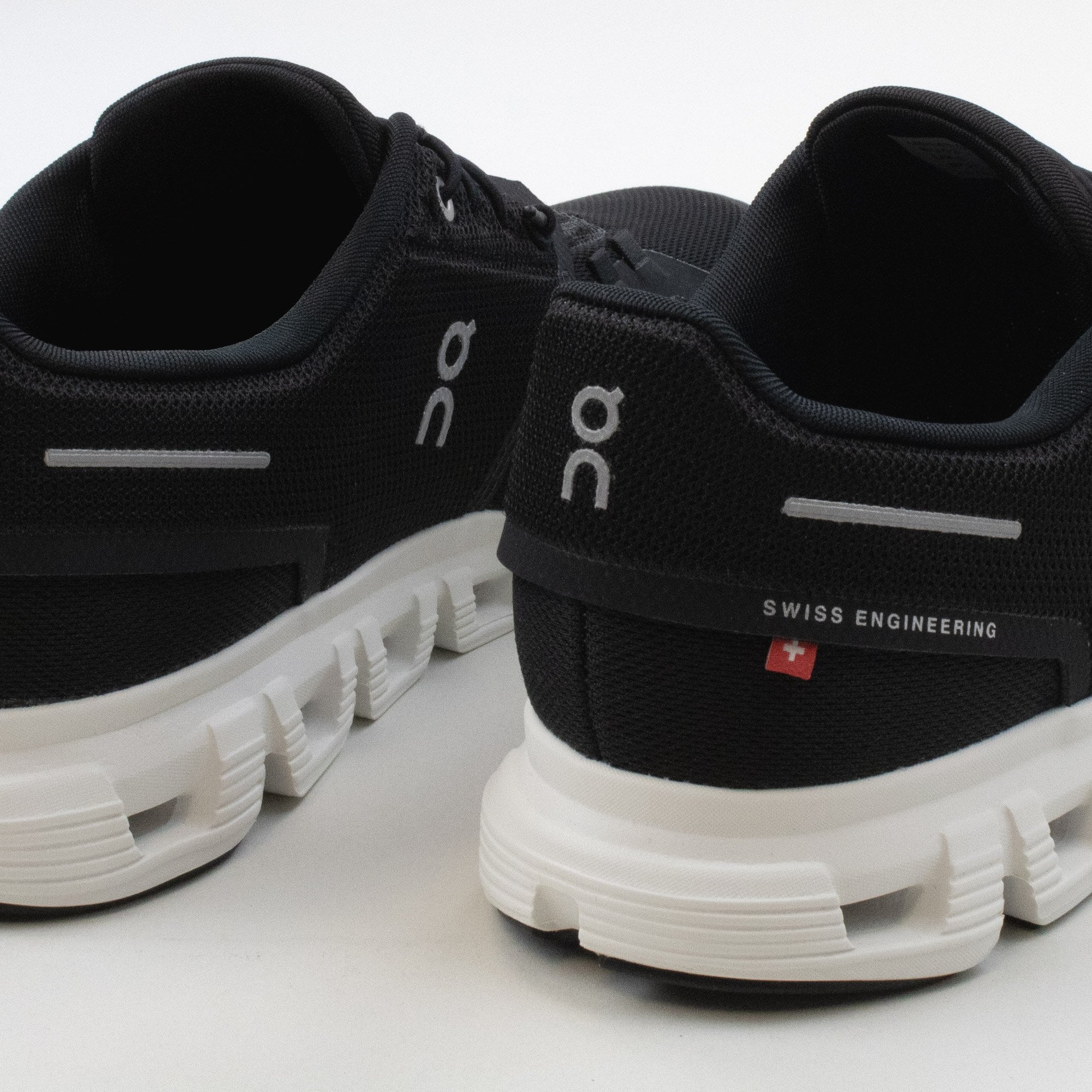 On Running Cloud 6 Black/white